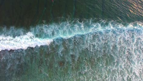 volando sobre los surfistas en la pintoresca bahía de indonesia