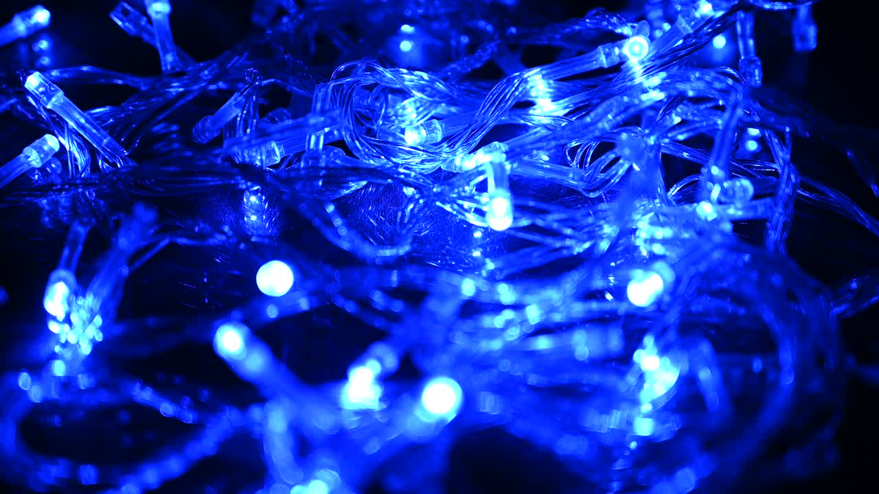 4k 클로즈업 와이어 케이블, 어두운 배경에 파란 빛, 추상적인 흐릿한 빛, 보케 벽지, 휴가 개념