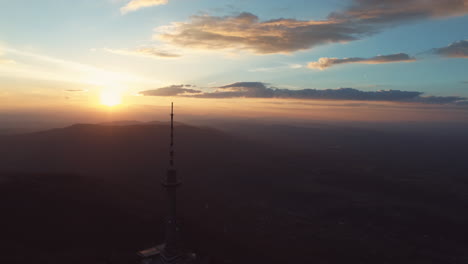 Amanecer-Sobre-Montañas-Nubladas