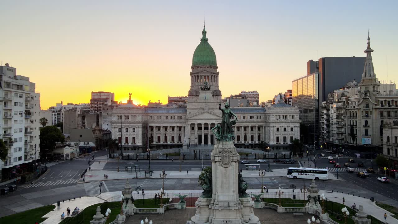 palacio de buenos aires del congreso nacional argentino, empuje de drones aéreos en tiro al atardecer