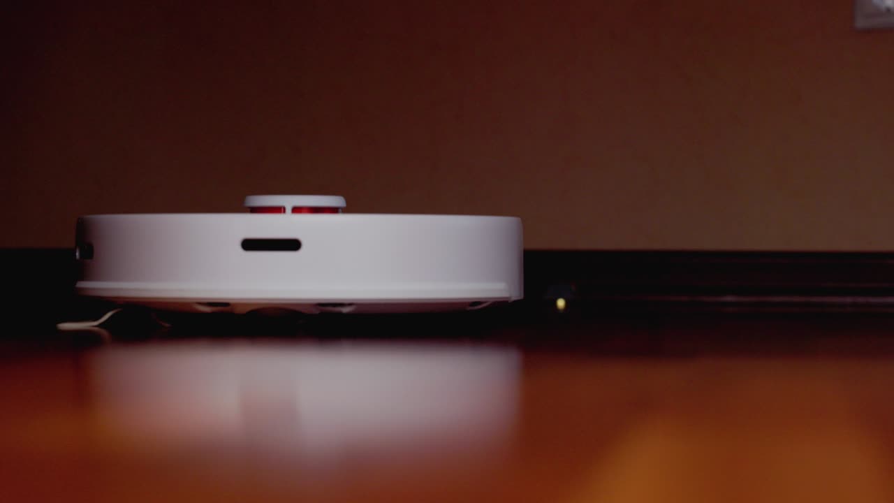 로 진공청소기는 아파트의 자동 청소를 수행합니다. 4k 느린 동작 100fps, 422bps, 10bps