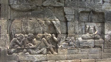 bajorrelieve en el templo de borobudur, sitio del patrimonio mundial de la unesco, java central, indonesia, templo budista