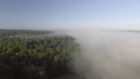 Disparo-Aéreo-Lento-De-Niebla-Baja-Sobre-Un-Bosque-En-Oak-Hills,-Virginia-Occidental