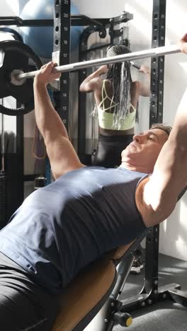 hombre y mujer trabajando en el gimnasio.