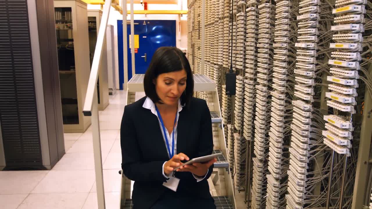 técnico que usa una tableta digital