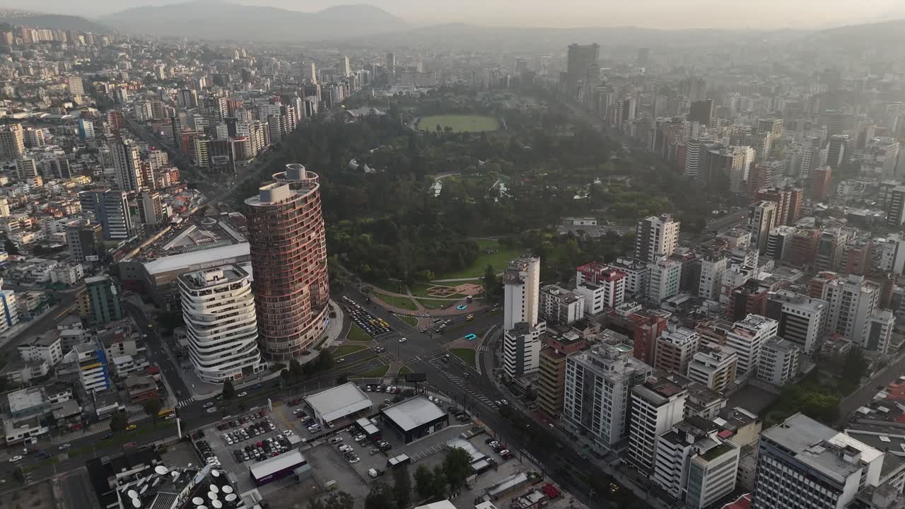 drone video vista aérea imágenes de quito amanecer temprano ciudad capital de ecuador la carolina parque tráfico catedral metropolitana de quito horizonte sudamericano
