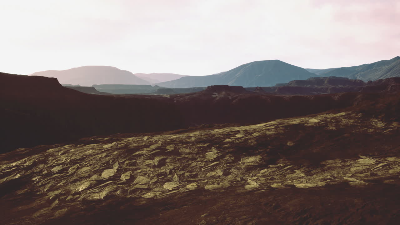 impresionante paisaje de terreno montañoso durante la hora dorada cerca del horizonte