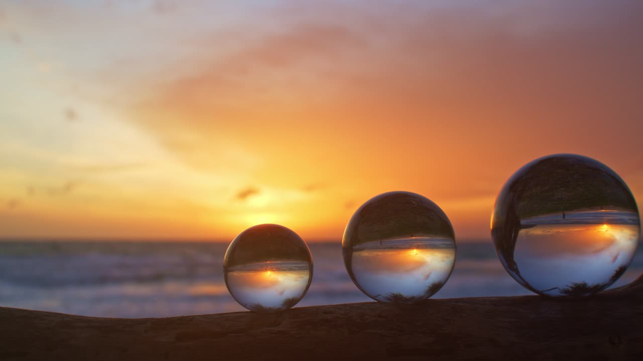 크리스탈 볼에서 해가 지는 아름다운 마법의 하늘 전망.