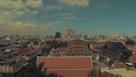 mirando la ciudad de bangkok desde el templo