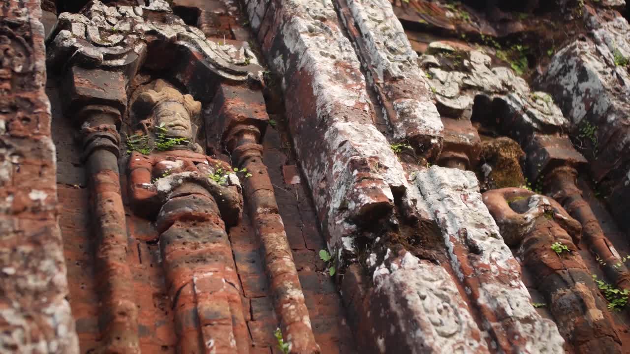 templo de mi hijo, vietnam - tallas de piedra en ruinas con estatuas del señor shiva - tiro de ángulo bajo