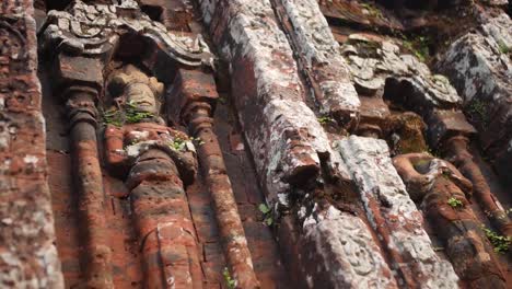 Templo-De-Mi-Hijo,-Vietnam---Tallas-De-Piedra-En-Ruinas-Con-Estatuas-Del-Señor-Shiva---Tiro-De-ángulo-Bajo