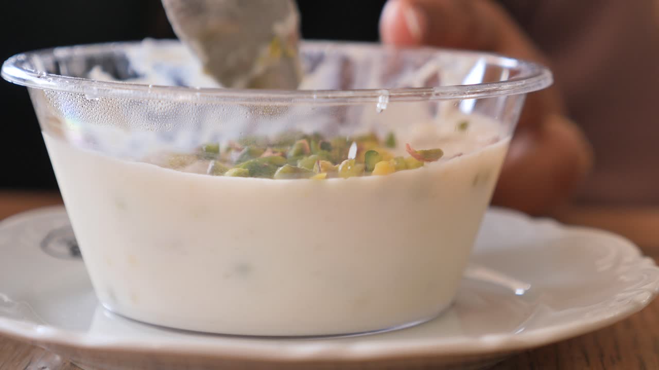 крупный кадр кремового десерта с фисташками