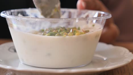 primer plano de un postre cremoso con pistachos