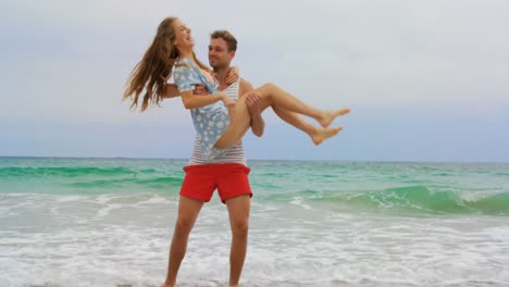 pareja caucásica divirtiéndose en la playa en un día soleado 4k