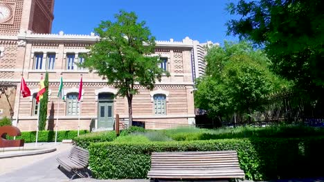 Casa-árabe-De-Madrid,-Centro-Cultural-En-Un-Edificio-De-Estilo-Mudéjar-De-1880,-Con-Exposiciones-Sobre-El-Mundo-árabe-Y-Musulmán