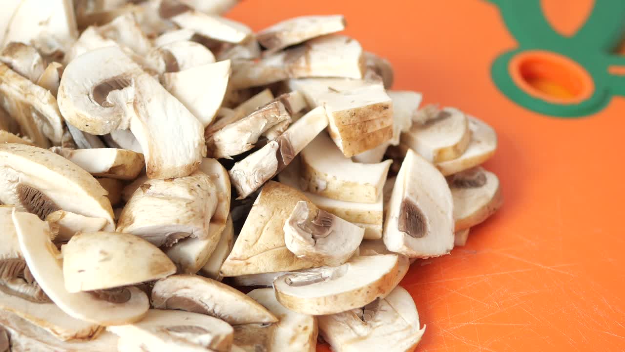 setas en rodajas en la tabla de cortar