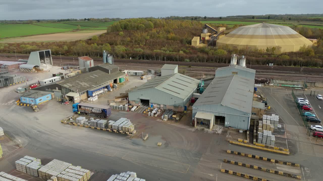 Kinematische Luftaufnahme einer industriellen Gips-Produktionsanlage und Fertigungsinfrastruktur in der englischen Landschaft in der Nähe von Sileby