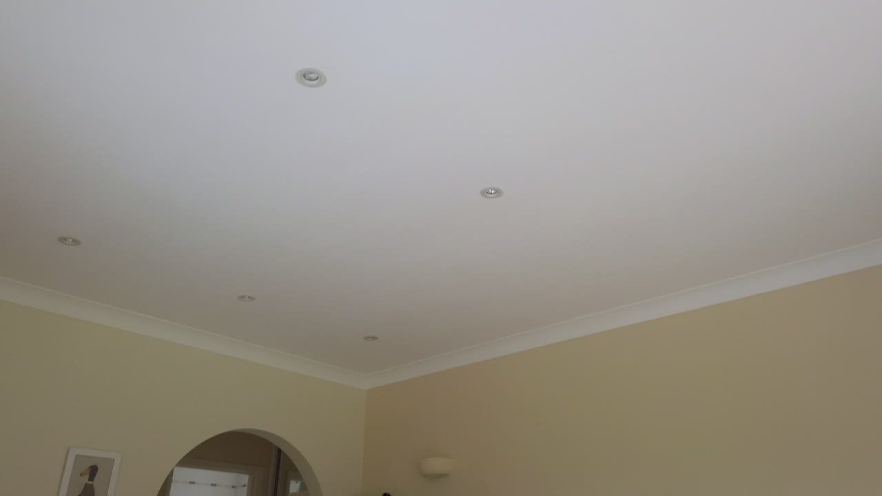 tiro inclinado hacia abajo de un dormitorio principal con baño en cámara lenta