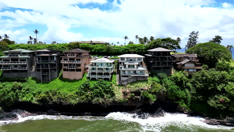 Panorámica-Aérea-De-Mansiones-Junto-Al-Acantilado-De-Kauai-En-Un-Día-Parcialmente-Nublado