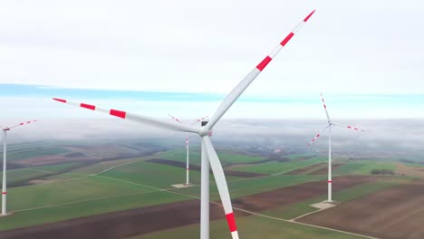 cerca de las palas de la turbina eólica con rayas rojas significa la proximidad de un aeropuerto