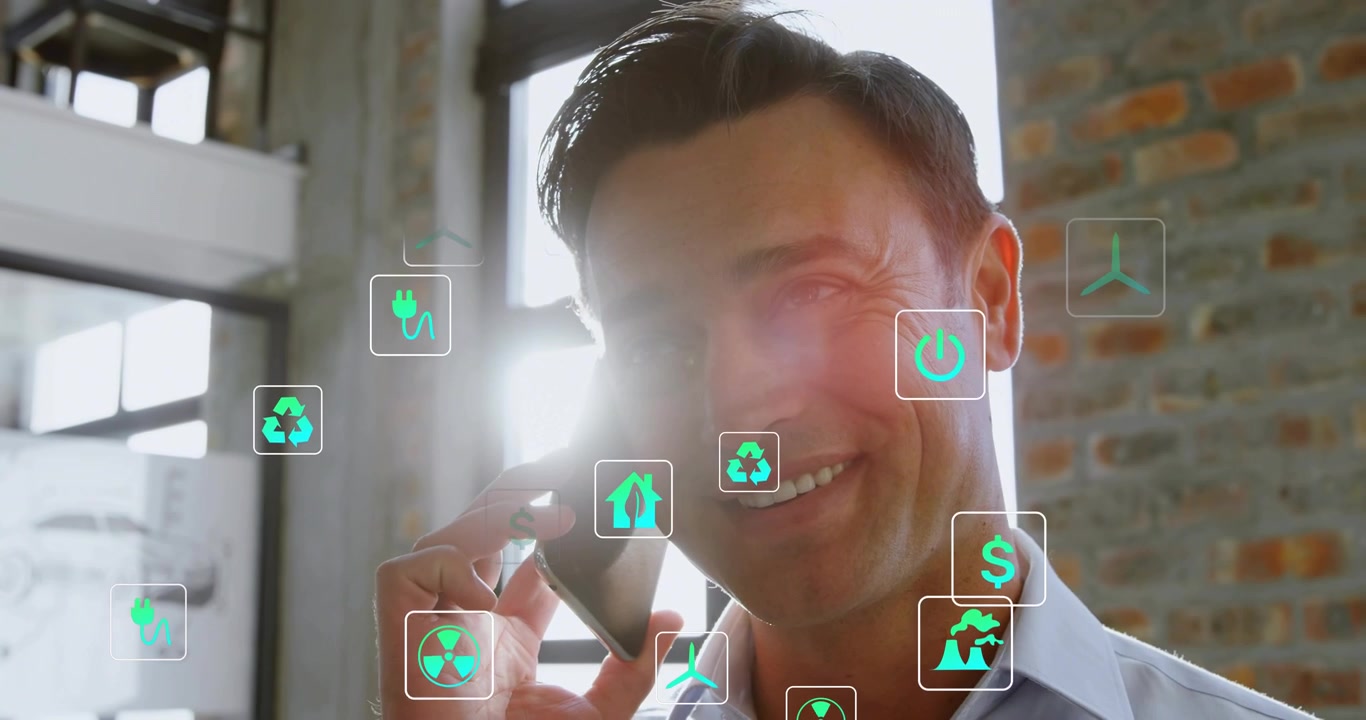 Chiamata in arrivo che fa sorridere un uomo che tiene il telefono, con icone color verde acqua che si moltiplicano mentre la luce del sole si diffonde.