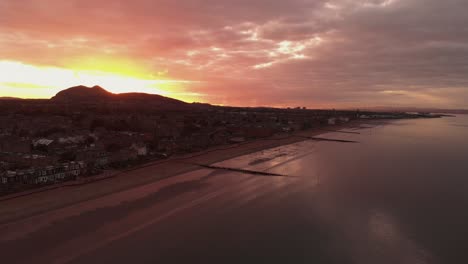 Schöner-Portobello-Strand-In-Edinburgh-Während-Des-Dramatischen-Sonnenuntergangs---Antenne,-Die-Vorwärts-Fliegt