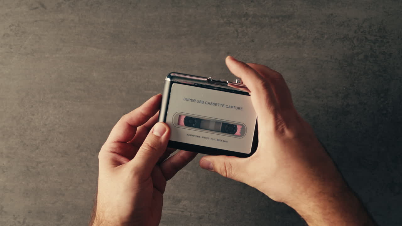 reproductor de casetes vintage en las manos