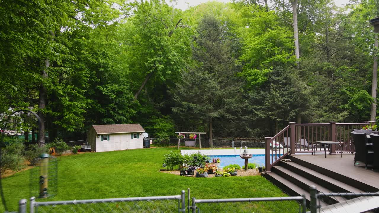 un exuberante patio suburbano en verano