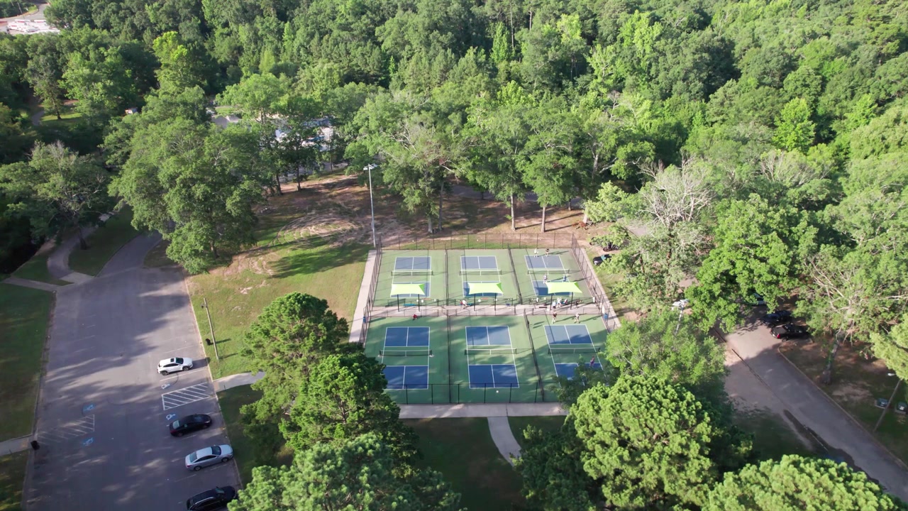 Video aereo del Kanis Park a Little Rock, Arkansas, che mostra campi da Pickleball. La telecamera è fissa.
