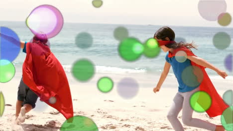 manchas móviles de luz de colores con niños en la playa