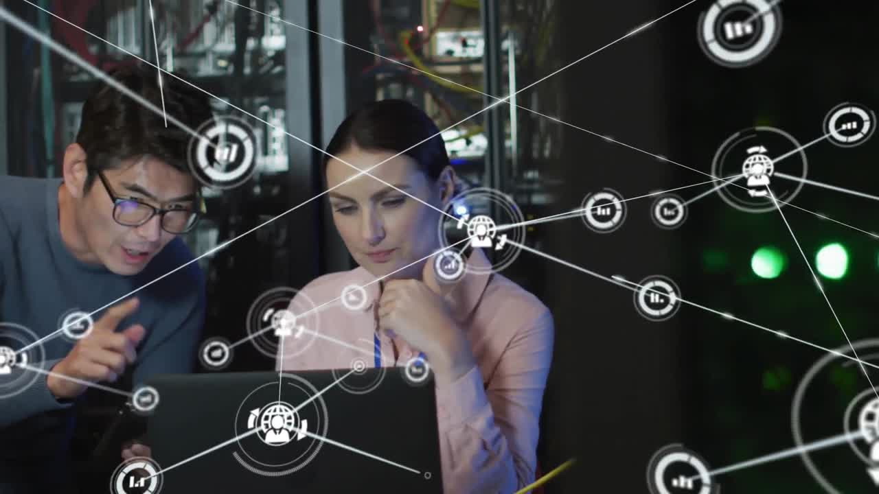 animación de conexiones a través de diversos ingenieros informáticos masculinos y femeninos con computadoras portátiles por servidores informáticos