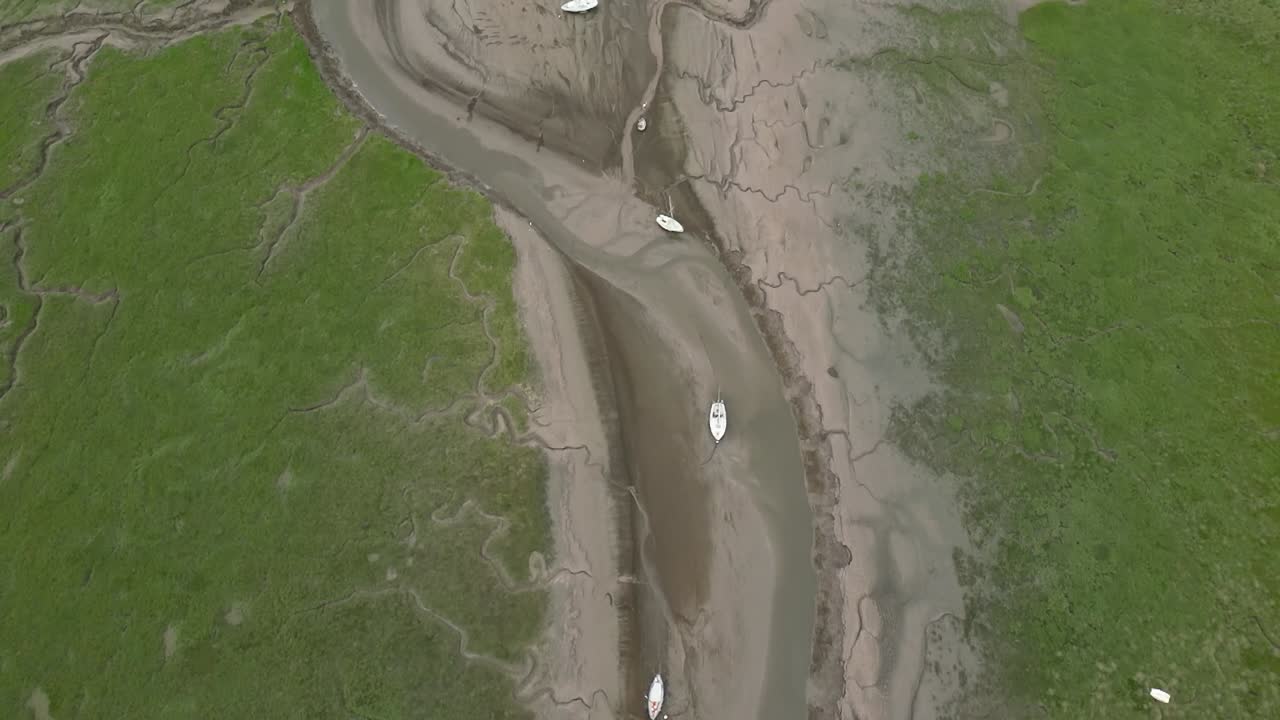 Spiaggia solitaria di Wirral, con barche arenate con la bassa marea