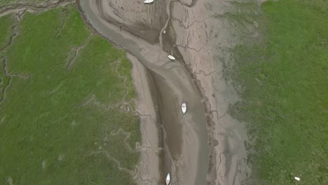 Einsamer-Wirral-Strand-Mit-Gestrandeten-Booten-Bei-Ebbe