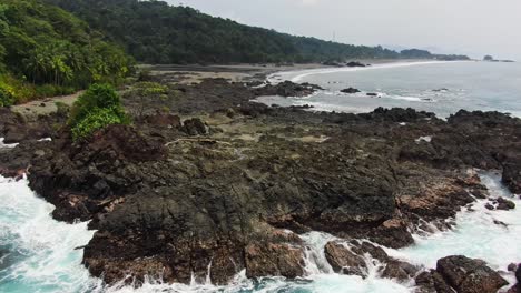 Imágenes-De-Drones-De-Las-Olas-Azules-Del-Océano-Pacífico-Chocando-Contra-La-Costa-Rocosa-En-Choco-Colombia