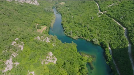 Valle-Natural-Del-Río-Con-Flujo-Cetina-En-Croacia,-Hermoso-Paisaje-Montañoso