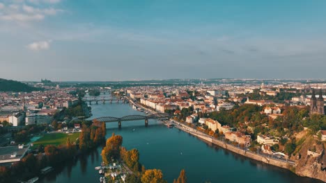 Eine-Drohnenansicht-Von-Prag---Fliegen-über-Die-Moldau-In-Richtung-Prager-Burg