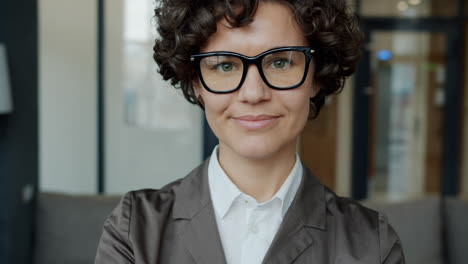 retrato de una mujer de negocios confiada