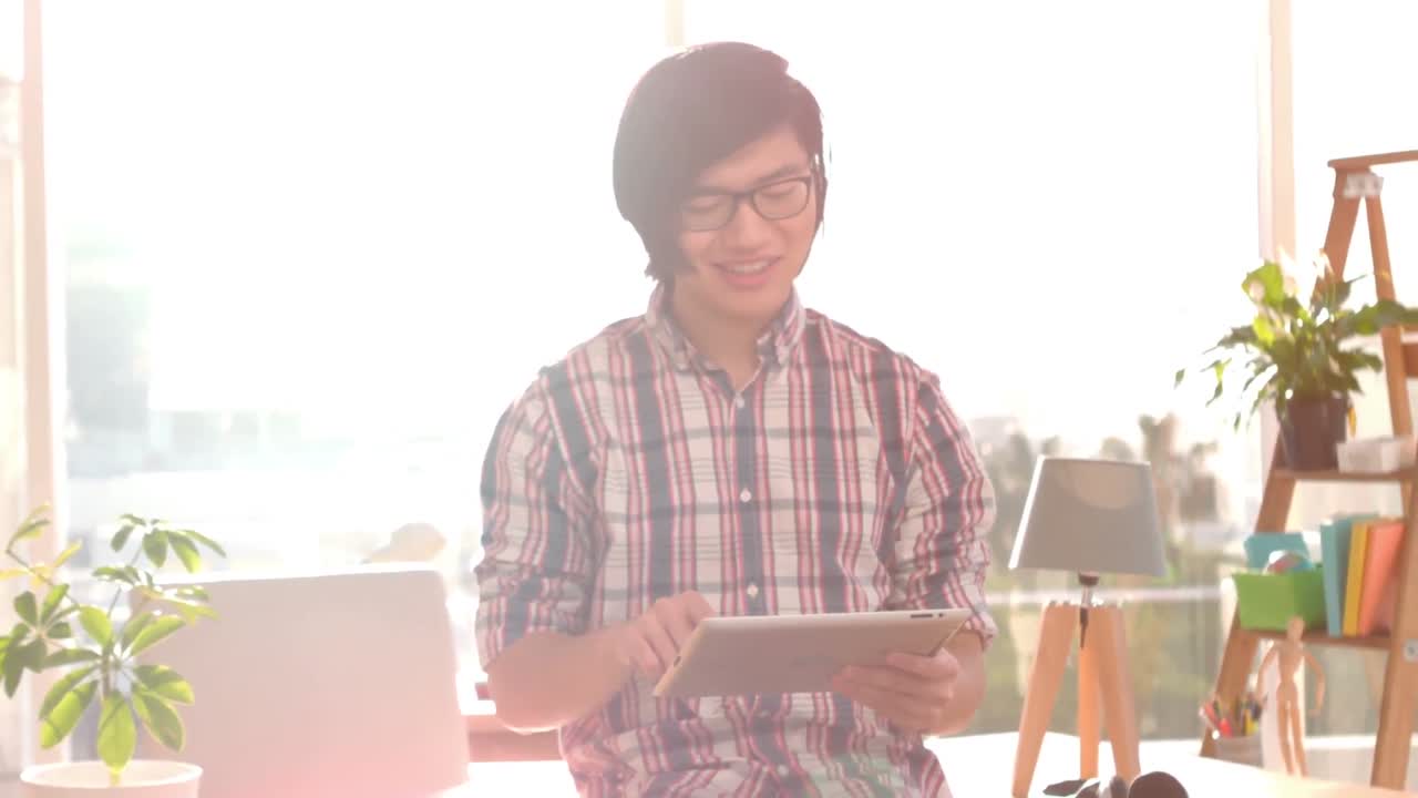 彼のタブレットPCを使用して幸せなヒップスター