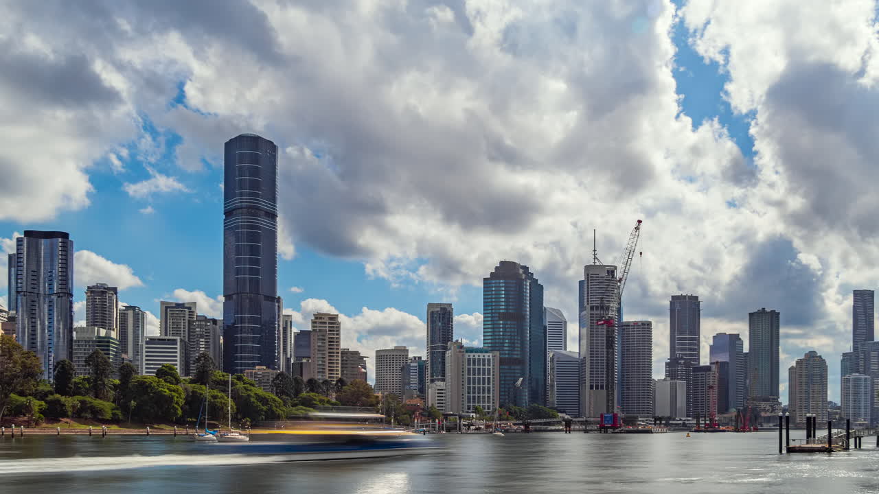 브리즈번 스카이 라인, 브리즈번 강 위의 극적인 정오 구름의 타임 스