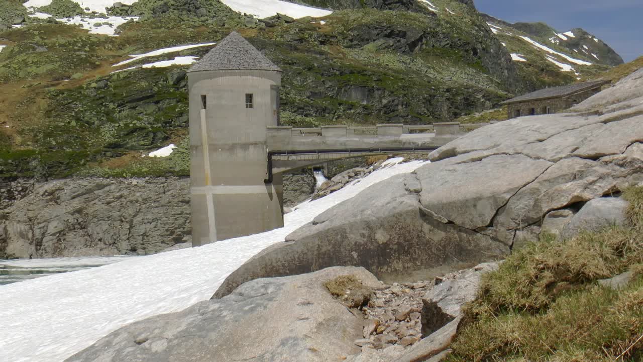 torre de hormigón con techo a dos aguas y puente en el weissee en austria