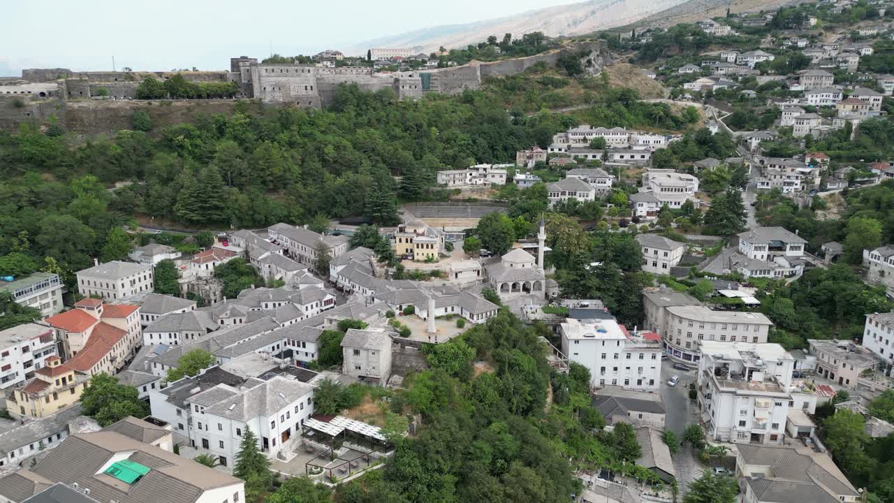 오래된 gjirokastër 도시를 비행하여 역사적인 오스만 요새, 알바니아로 이동
