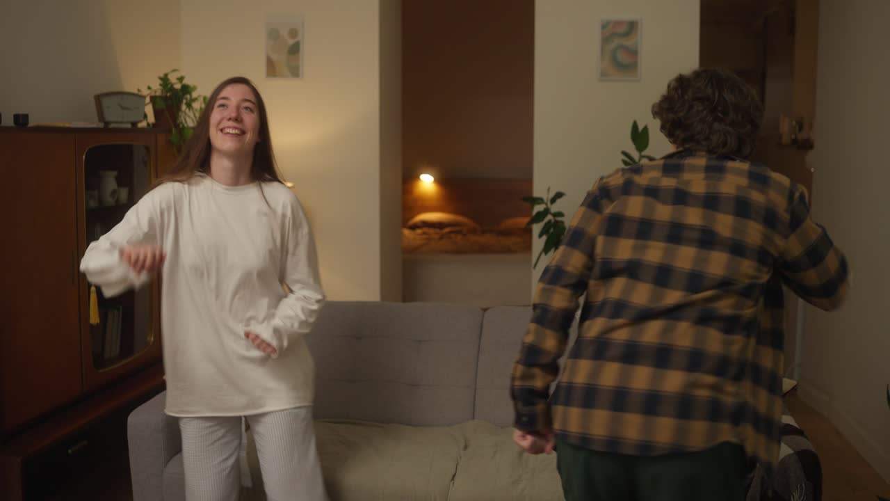 집에서 춤추는 커플