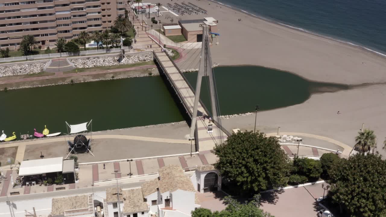 Paesaggio urbano costiero con ponte e spiaggia