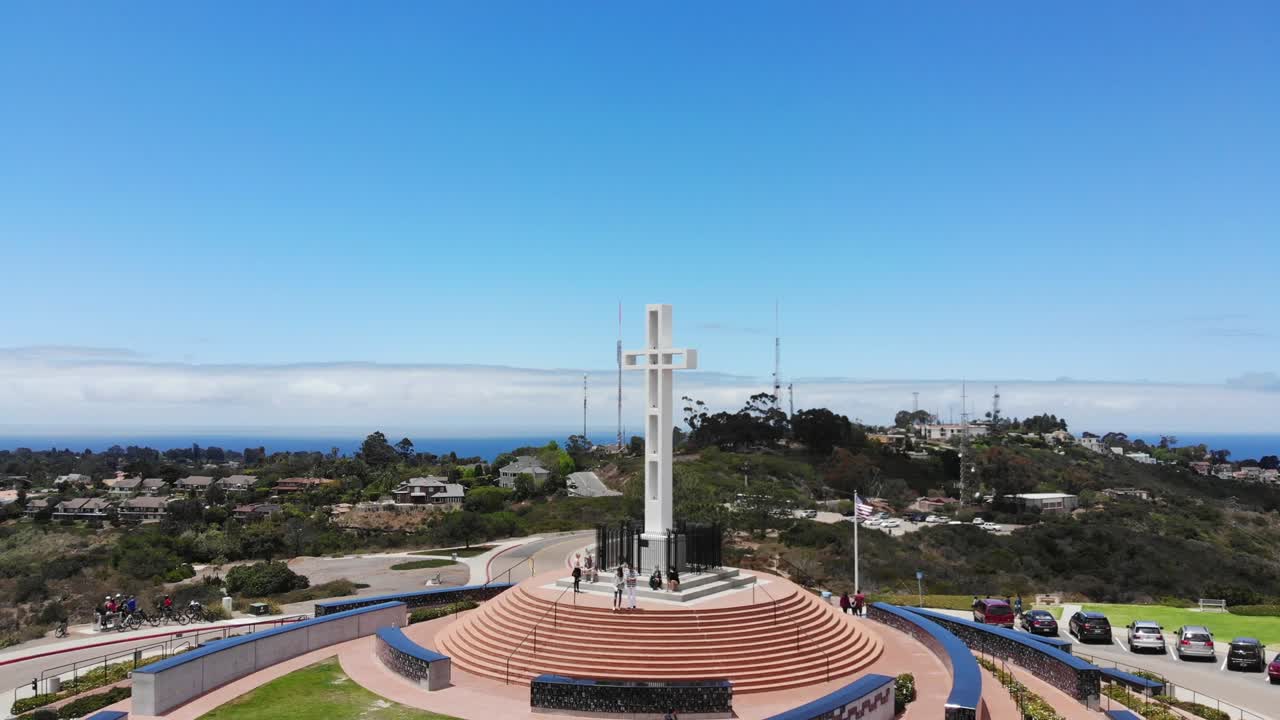 캘리포니아 주 샌디에이고의 마운트 솔레다드 (mount soledad) 에서 촬영된 무인기 영상.