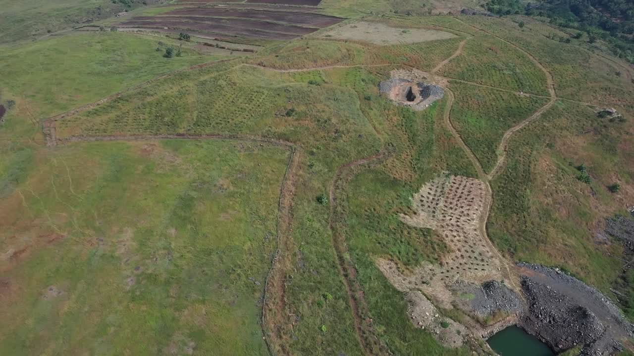 antena: plantación forestal sostenible en un valle con lagos artificiales para regar las plantas en india