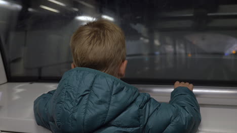 Niño-Mirando-El-Ferrocarril-Desde-El-Tren-Subterráneo-En-Movimiento.