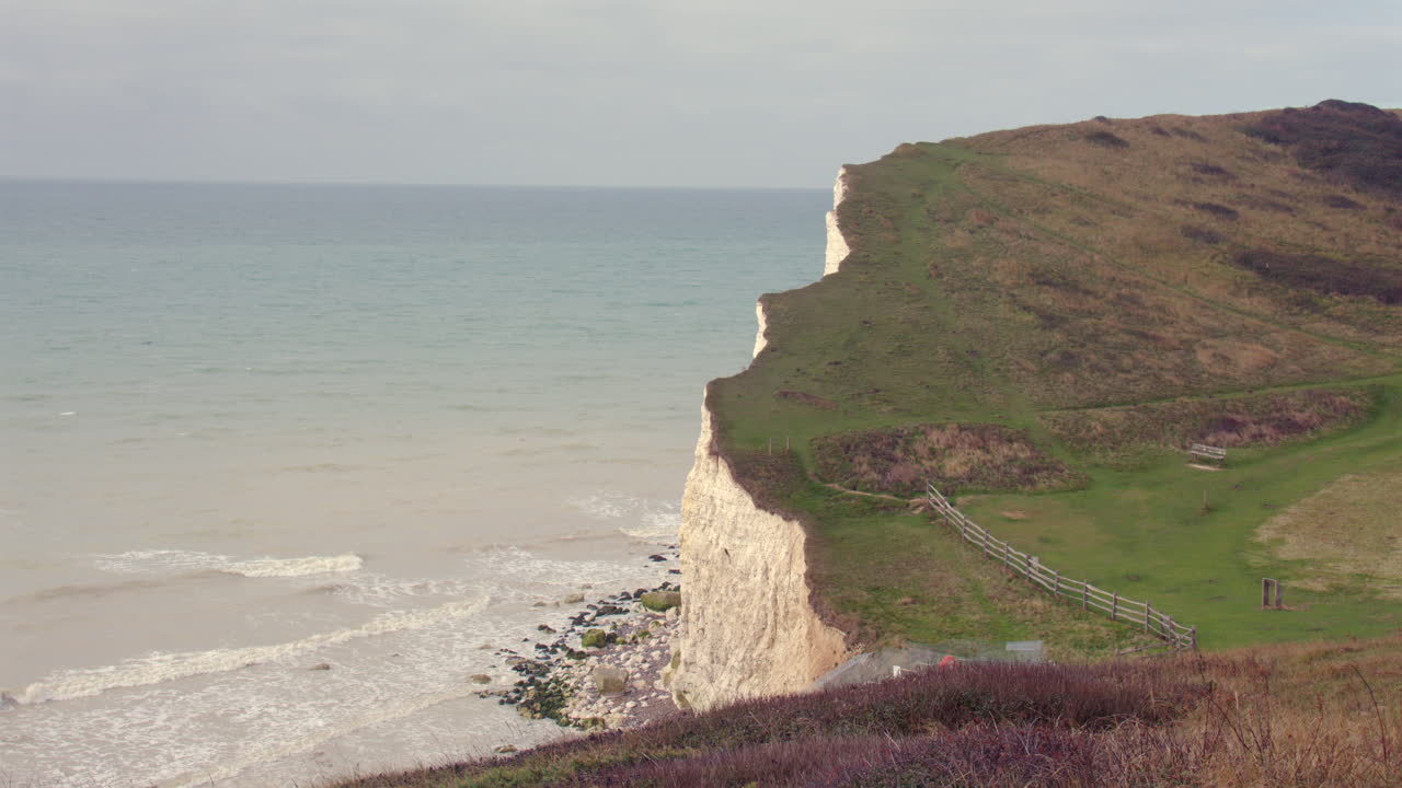 Inquadratura extra-ampia del bordo delle scogliere bianche a Seaford Head, vicino alle scogliere di Seven Sisters.