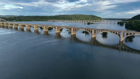 dos puentes se reflejan en el agua sobre el río