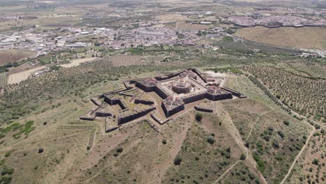 Die-Festung-Unserer-Lieben-Frau-Von-Der-Gnade-Thront-Auf-Einem-Berg-Und-Gibt-Den-Blick-Auf-Die-Landschaft-Von-Elvas-In-Portugal-Frei