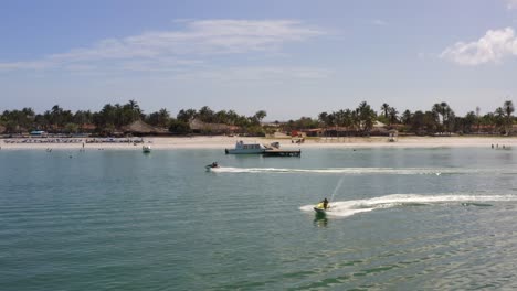 skyjets corriendo cerca de la costa en la isla de coche durante el día en venezuela filmado por drone en 4k